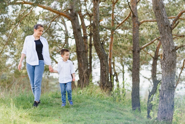 Stilista madre e bel figlio che si divertono sulla natura