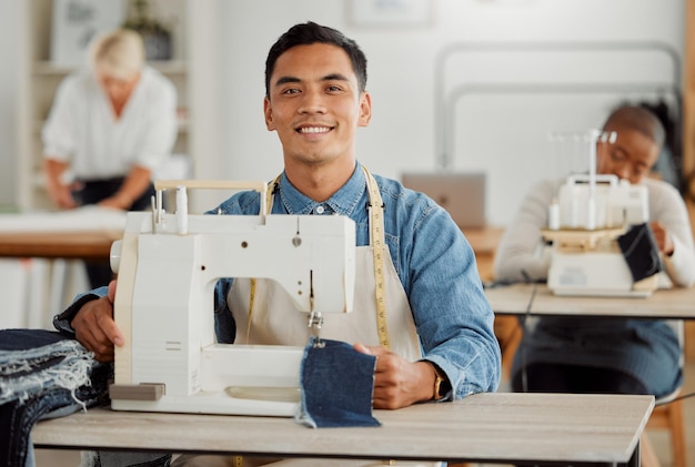 Stilista per giovani adulti nel laboratorio di cucito Uomo professionista nel design di abbigliamento e materiali al lavoro con un gruppo eterogeneo di dipendenti Sarto creativo innovativo che lavora in uno studio di design