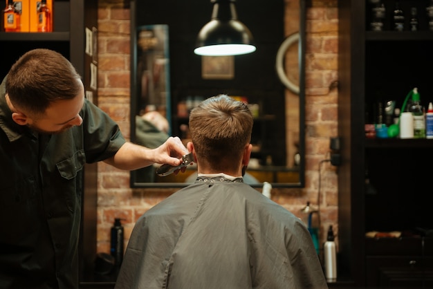 stilista professionista ha tagliato i capelli del suo cliente.