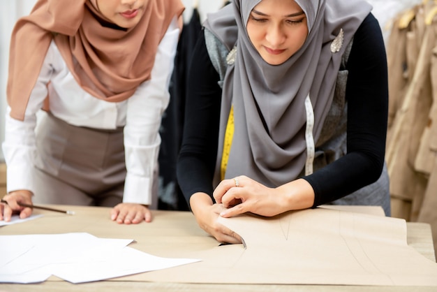 Stilisti musulmani della donna che lavorano nel negozio di sartoria