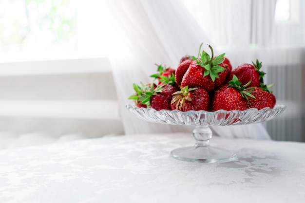 Still life di fragole fresche sul tavolo