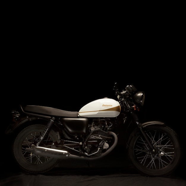 Still life di una moto in stile cafe racer