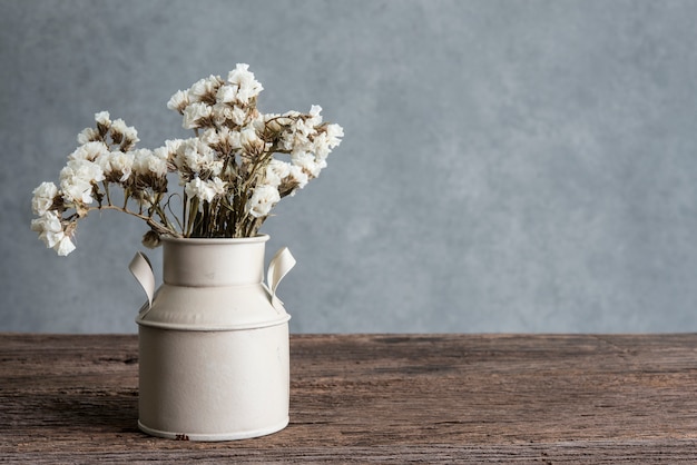 Still life fotografia con bouquet fiori bianchi