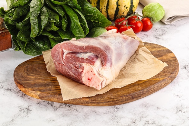 Stinco di agnello crudo da cucinare con spezie