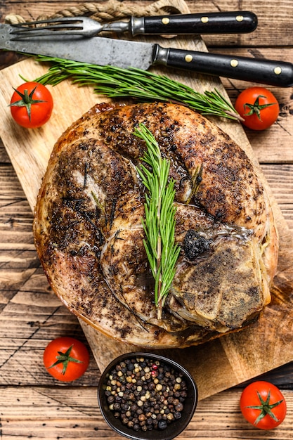 Stinco di maiale arrosto su una tavola di legno