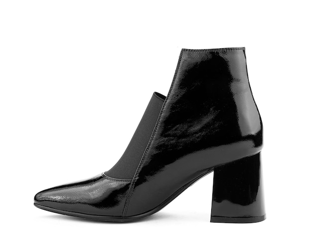 Stivali da donna in pelle nera alla caviglia autunnale con zip nera e tacchi medi isolati su sfondo bianco Vista laterale sinistra Scarpe di moda