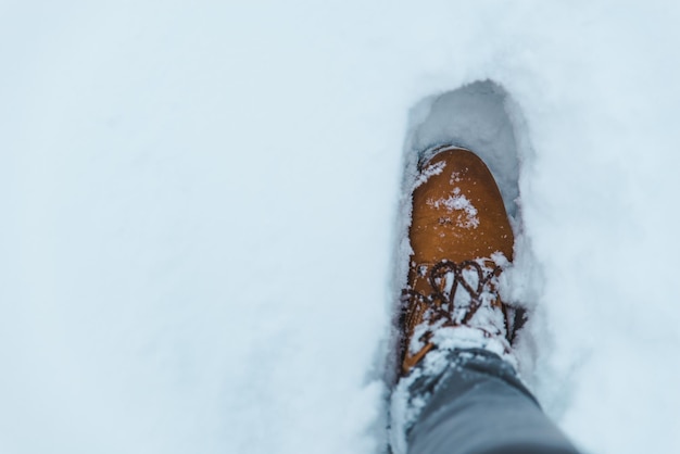 Stivali nella neve da vicino