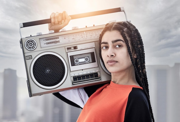 Sto parlando di quella vita da boombox Ritratto ritagliato di un'attraente giovane ballerina in piedi con il suo boombox su un tetto su uno sfondo tempestoso