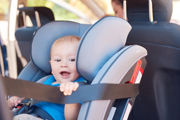 Sto partendo per un'avventura con la mamma Foto ritagliata di una madre seduta in macchina con il suo bambino su un seggiolino