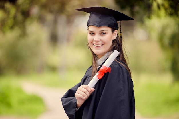 Sto portando questo con me in cima. Ritratto di una giovane donna che tiene il suo diploma il giorno della laurea.