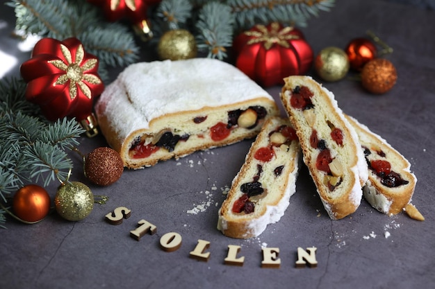 Stollen di Natale a fette con zucchero in polvere e decorazione natalizia