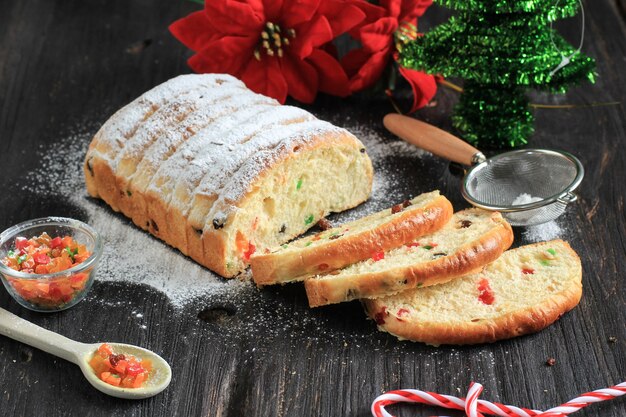 Stollen di Natale. Pane tedesco dolce tradizionale alla frutta,