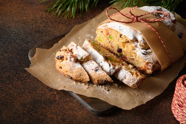 Stollen di Natale - pane tedesco tradizionale su colore marrone.