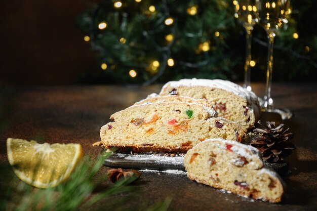 Stollen di Natale - pane tedesco tradizionale su marrone.