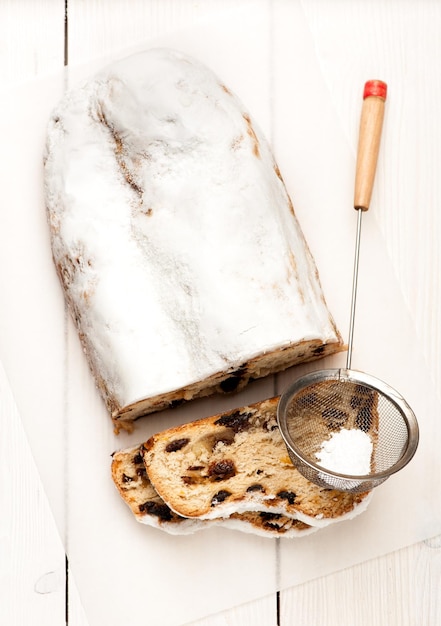 Stollen di Natale su fondo di legno chiaro