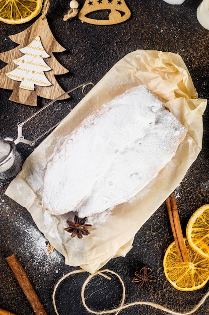 Stollen di Natale tradizionale pane alla frutta con frutti di bosco secchi e zucchero a velo