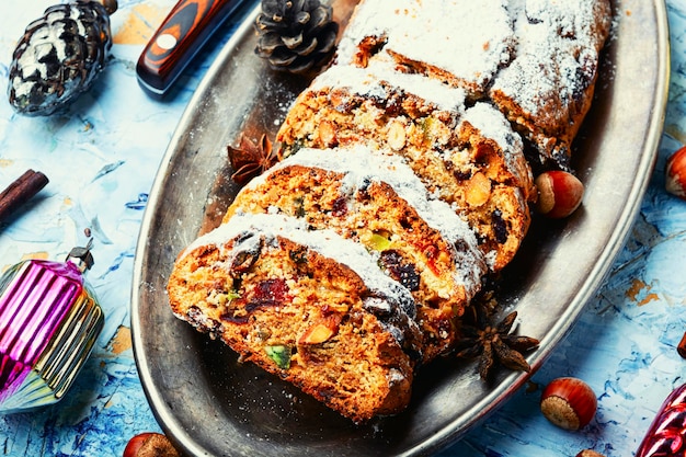 Stollen è un dolce natalizio tradizionale tedesco. Torta di stagione