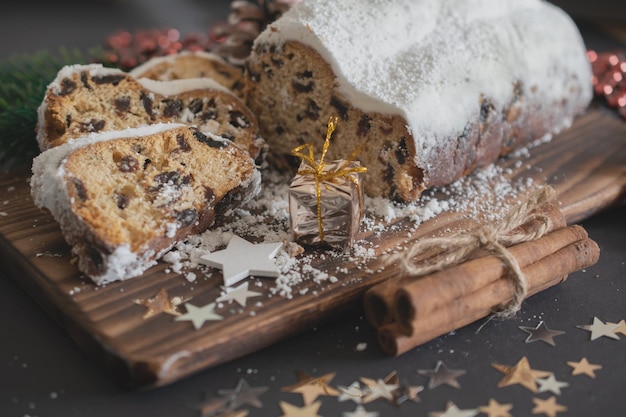 Stollen natalizio tradizionale fatto di frutta secca e noci cosparse di zucchero a velo