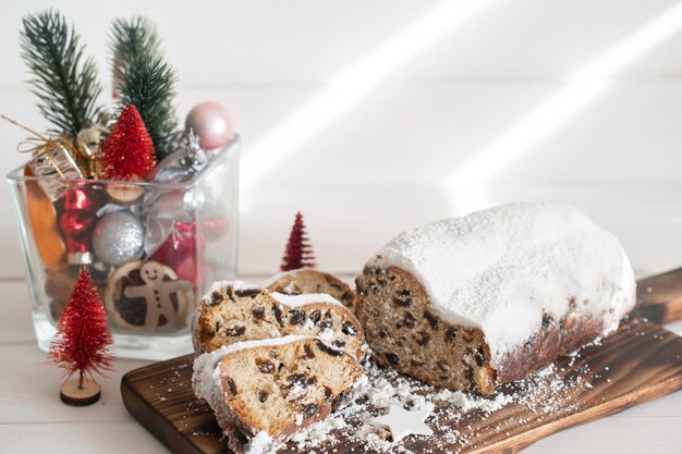 Stollen natalizio tradizionale fatto di frutta secca e noci cosparse di zucchero a velo