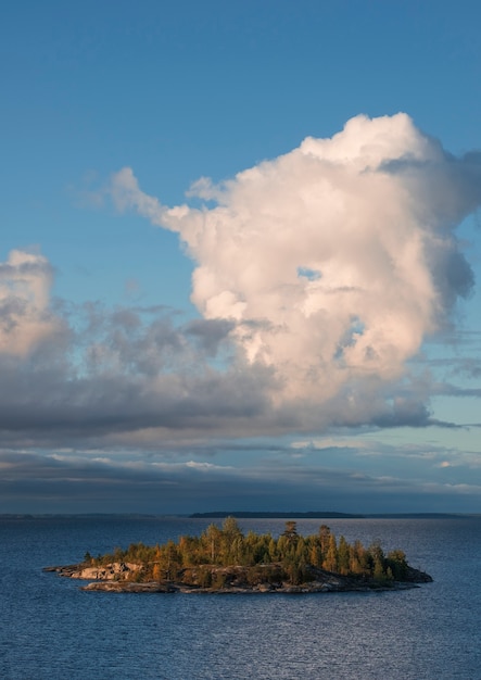 Stone Island nel lago Ladoga in una giornata estiva. Parco nazionale Ladoga Skerries nella Repubblica di Carelia Russia