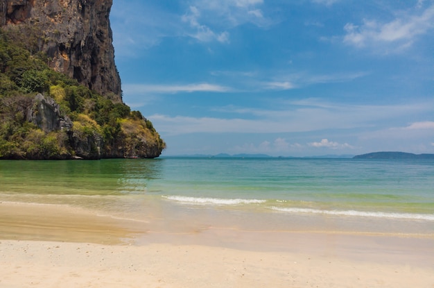 Stone Mountain trova la bella spiaggia di sabbia Ao Nang, Krabi, in Tailandia