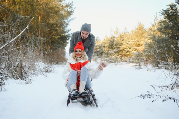 storia d&#39;amore di coppia di neve invernale