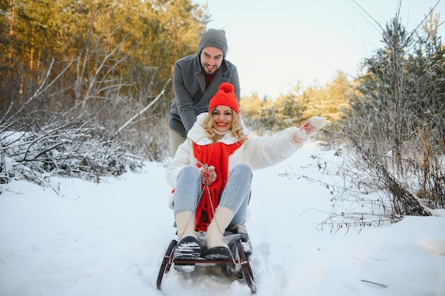 Storia d'amore di coppia sulla neve invernale