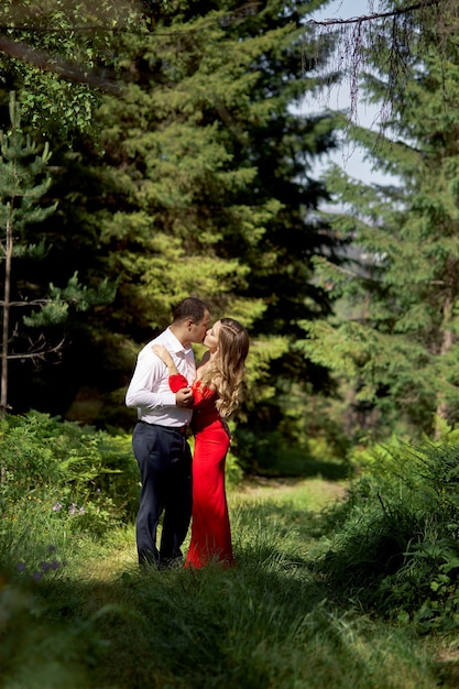 Storia d'amore di una coppia amorevole di uomini e donne in primavera nella natura nella foresta. Abbracci di coppia, picnic al parco in