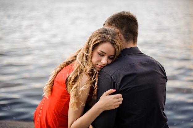 Storia d'amore sullo sfondo dell'acqua