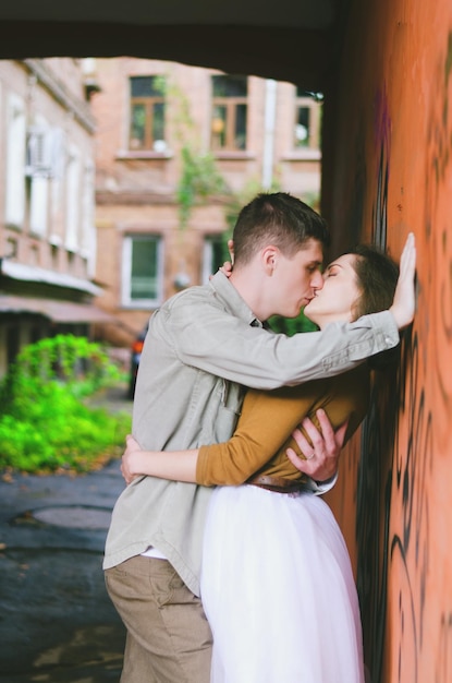 Storia d'amore urbana. giovane in camicia. Donna attraente in abito. Coppia che cammina. Data. Giorno del matrimonio