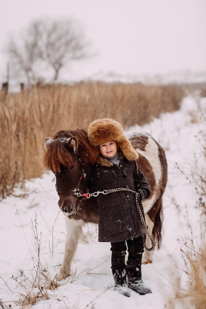 Storia invernale dell'amicizia tra una ragazza e un pony 3095