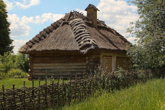 Storica casa ucraina con latta