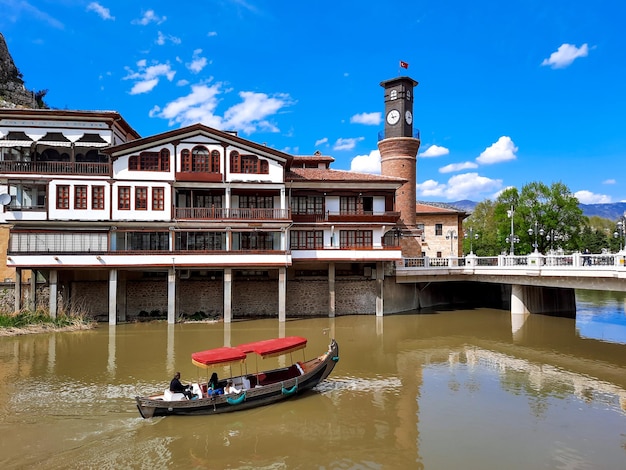 storica torre dell'orologio di Amasya e ponte di Amasya