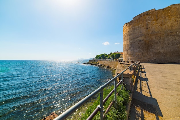 Storica torre sul lungomare di Alghero