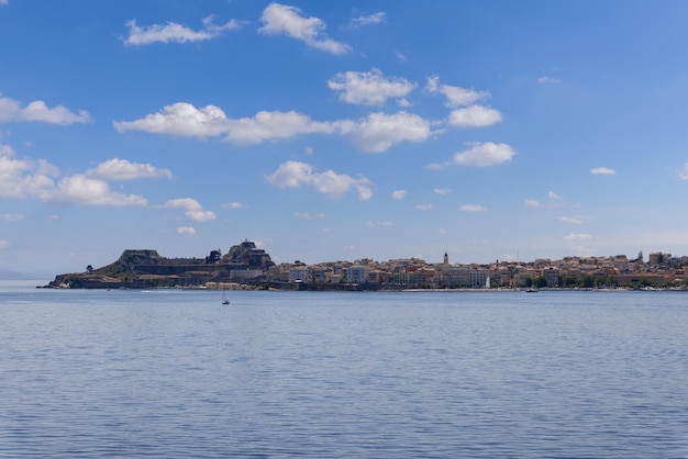 Storica vecchia fortezza veneziana sulla collina di San Marco e porto principale sull'isola di Corfù, Grecia estate soleggiata