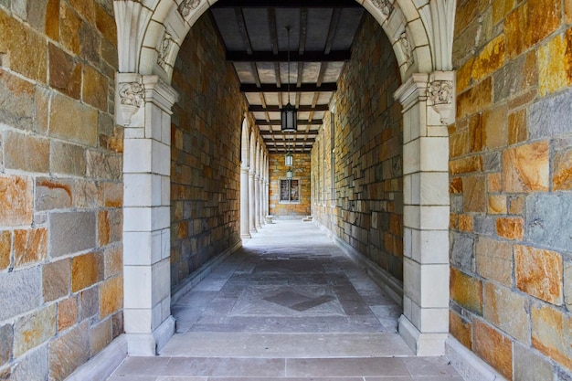 Storico corridoio dell'arco di pietra all'Università del Michigan