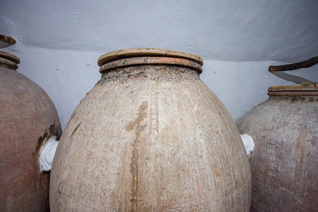 storico vaso di vino in argilla all'interno della cantina