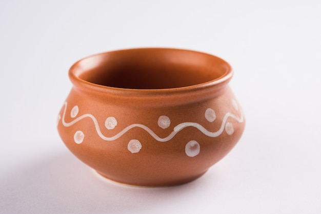 Stoviglie in terracotta vuote o set da pranzo come piatto, ciotola per zuppa, ciotola da portata, vetro costituito da argilla marrone, isolato su bianco