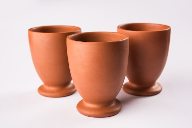 Stoviglie in terracotta vuote o set da pranzo come piatto, ciotola per zuppa, ciotola da portata, vetro costituito da argilla marrone, isolato su bianco