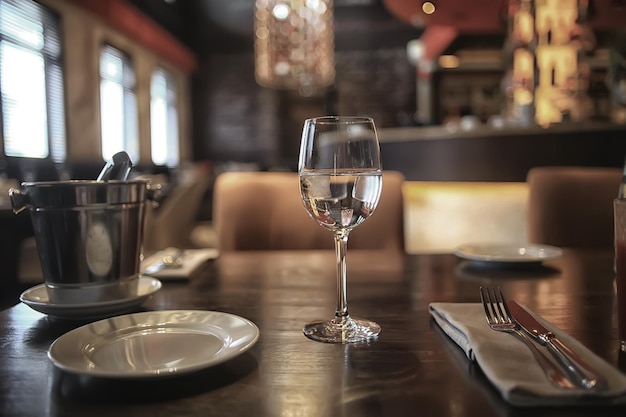 stoviglie/posate e stoviglie per ristoranti interni su un tavolo in un bar, bella industria della ristorazione