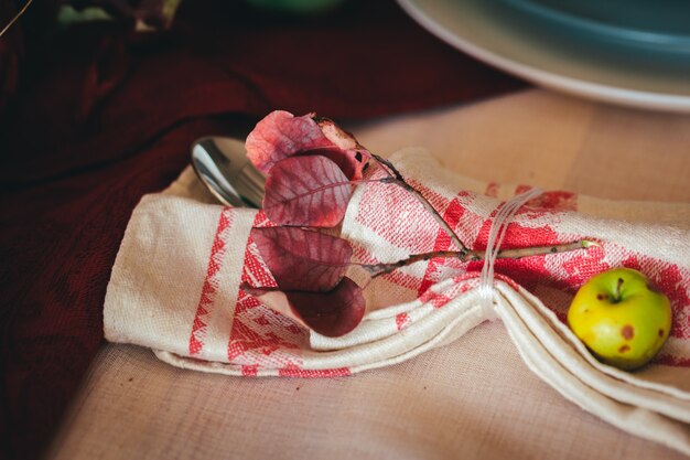 Stoviglie sul tavolo da cucina con la fine della decorazione di autunno su