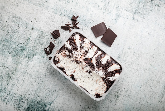 Stracciatella Gelato e cioccolato sulla superficie del calcestruzzo