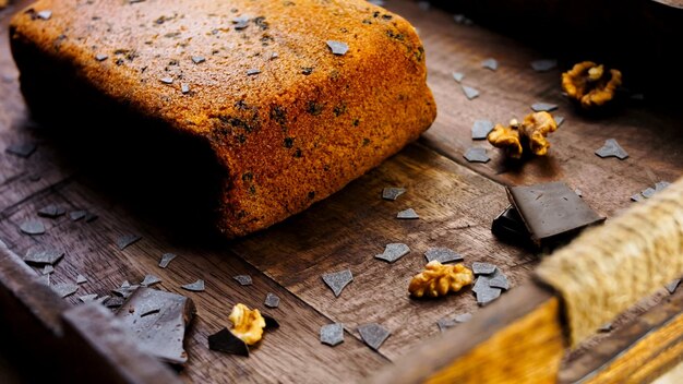 Stracciatella kuchen decorata con noci e cioccolato