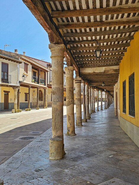 Strada a portici di Ampudia nella provincia di Palencia Castilla y León