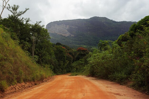 Strada a terra attraverso le montagne del Brasile