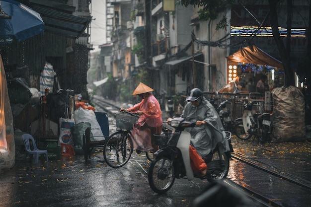 Strada affollata a Hanoi Vietnam