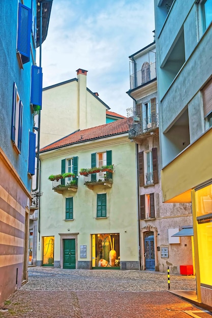 Strada al centro della lussuosa località di Locarno nel canton Ticino, Svizzera.