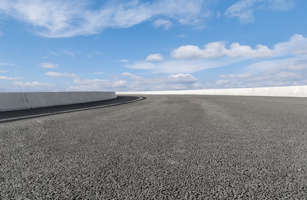 Strada asfaltata autostrada vuota e bellissimo paesaggio del cielo