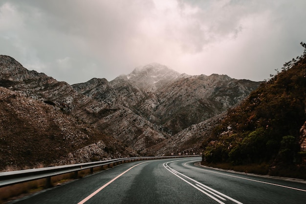 Strada asfaltata circondata da alte montagne - ottima per gli sfondi