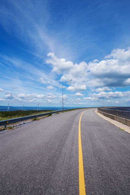 strada asfaltata con cielo blu